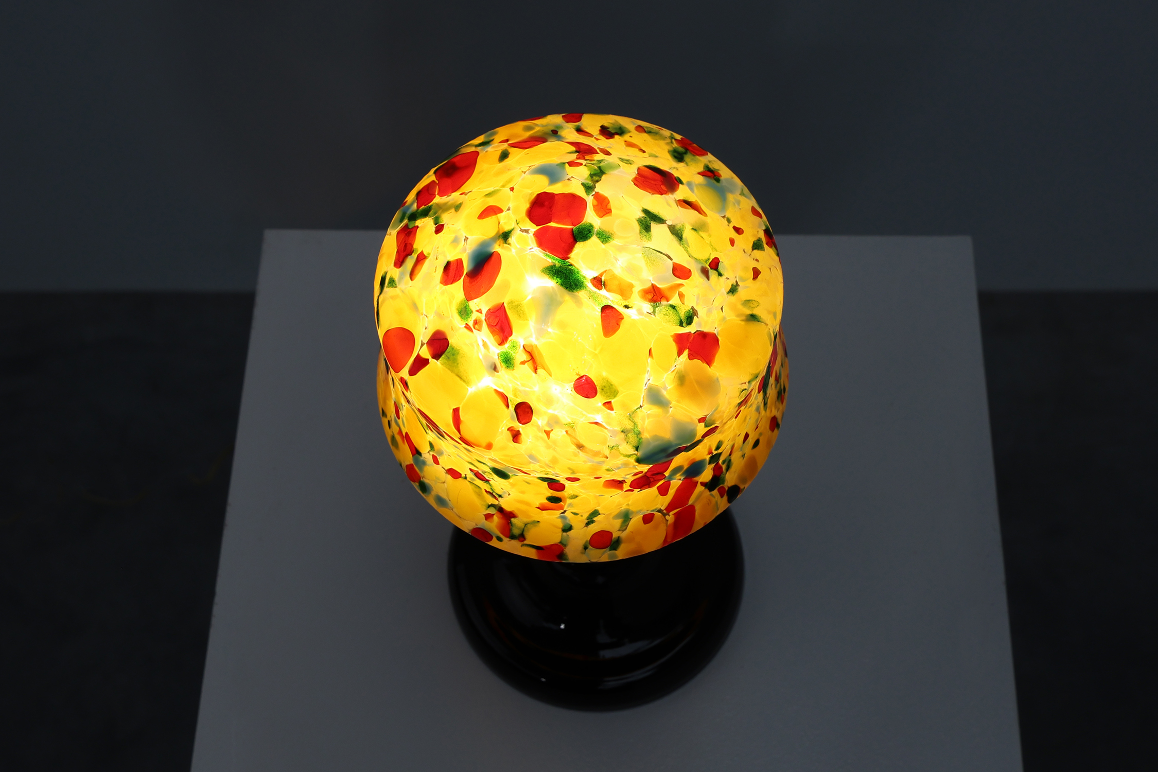 French Art Deco Table Lamp with Multicolored Spatter Glass Shade and Black Glass Base, 1920sthumbnail